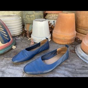 Everlane’s The Italian Leather Day Glove in Navy Blue